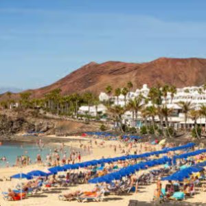 Which beaches are worth visiting in Lanzarote, and how can I order a taxi?